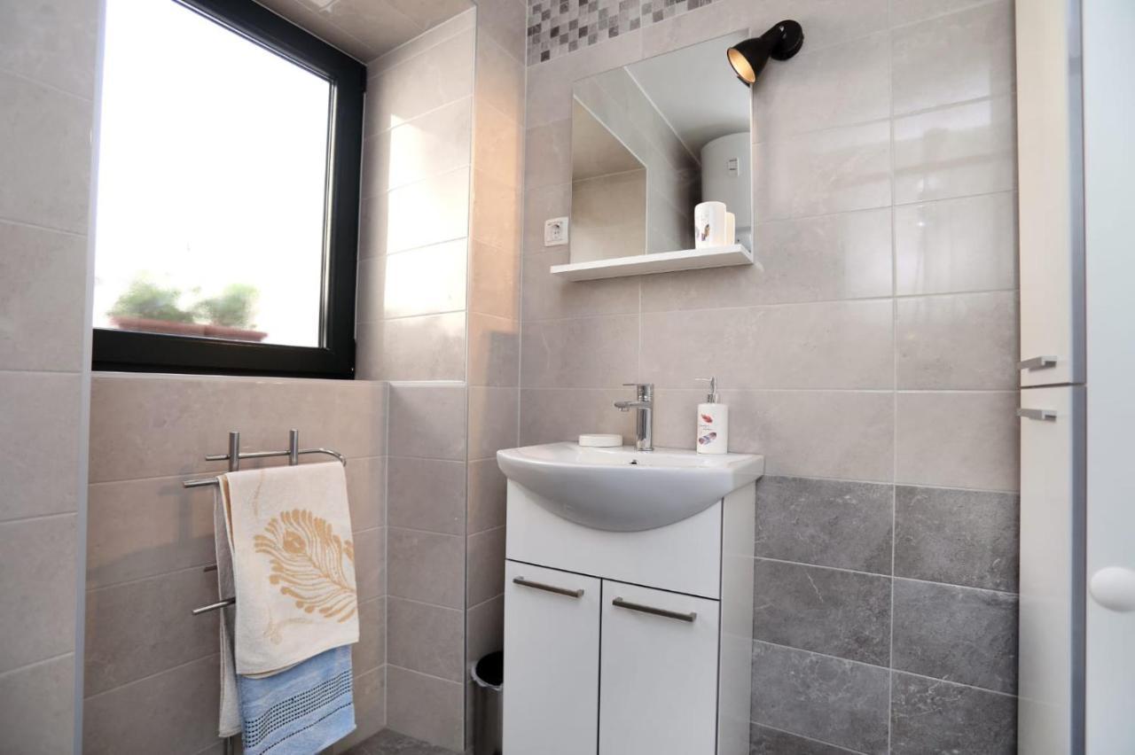 Studio Apartman Mihaella Каштела Екстер'єр фото