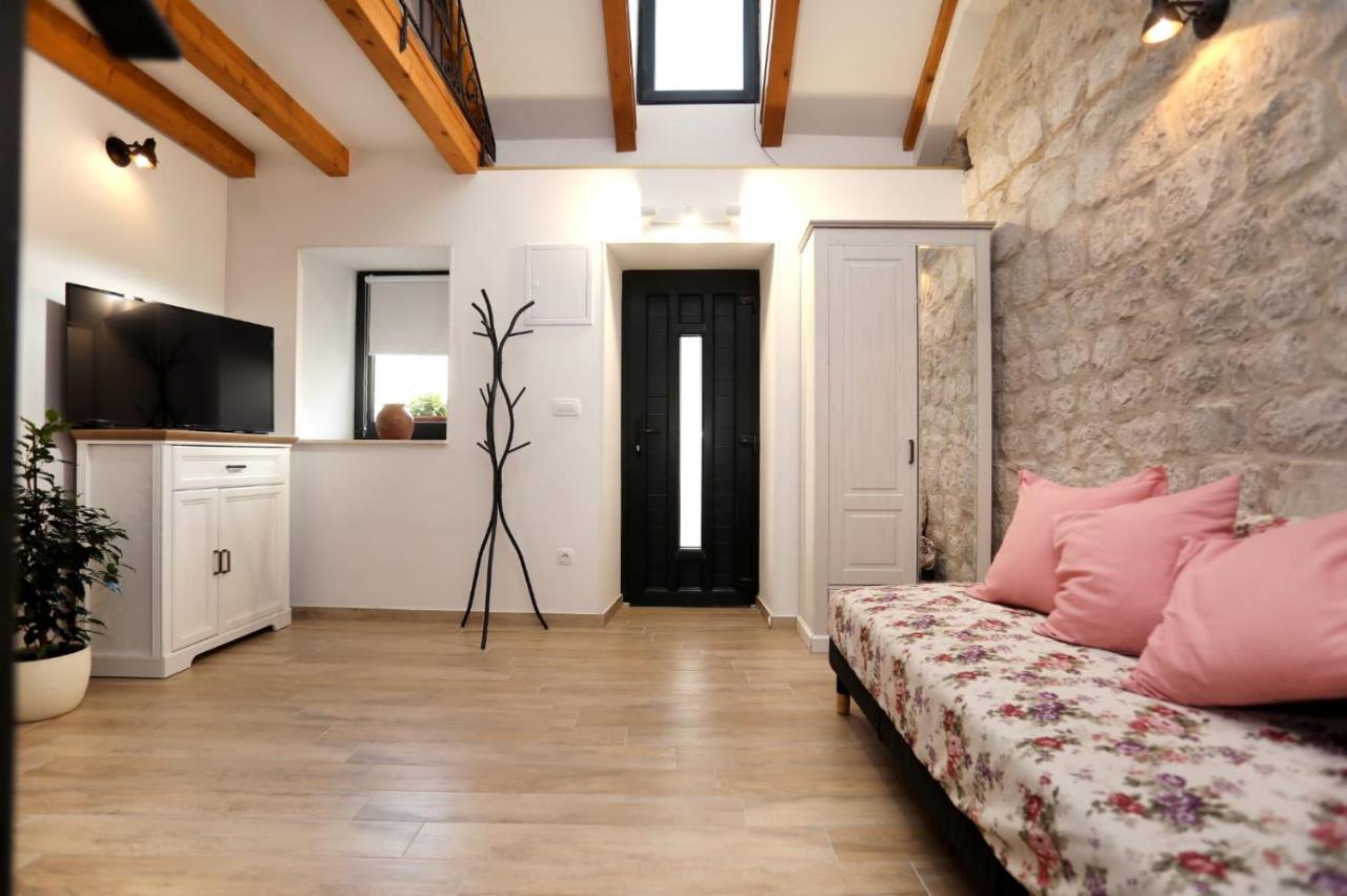 Studio Apartman Mihaella Каштела Екстер'єр фото