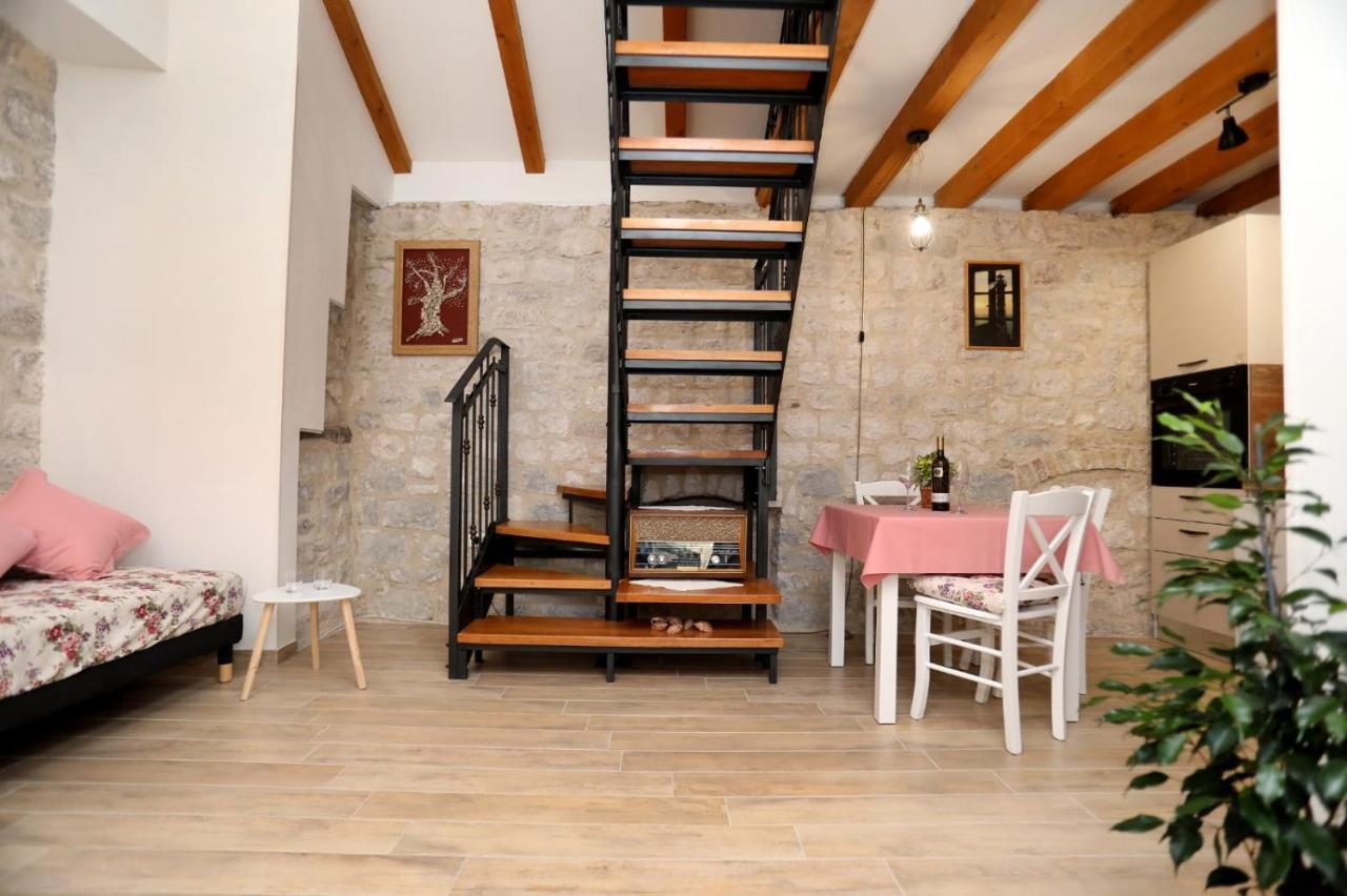 Studio Apartman Mihaella Каштела Екстер'єр фото