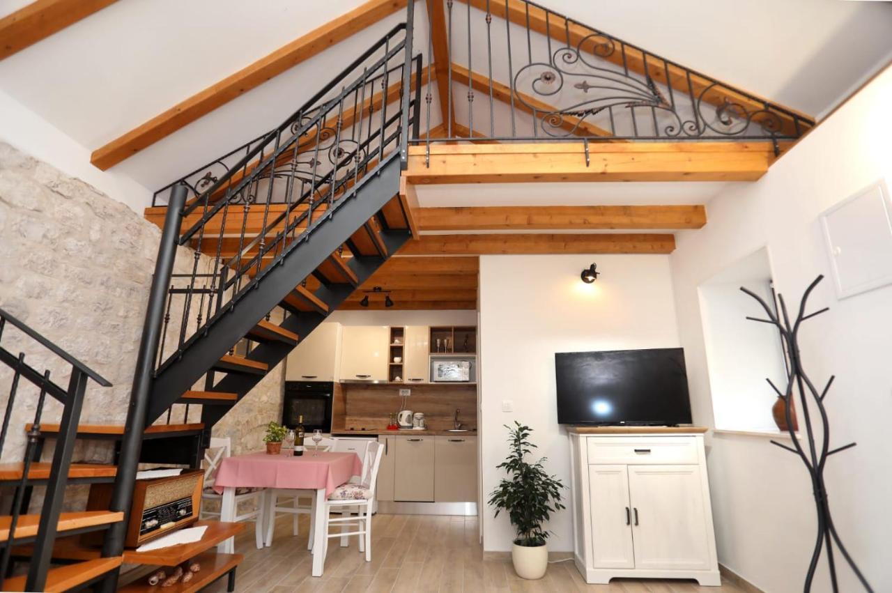 Studio Apartman Mihaella Каштела Екстер'єр фото